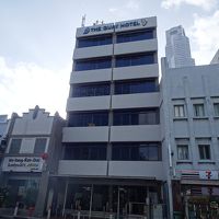 左隣がレストラン、目の前にバス停があります。