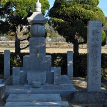 現地には碑が残る