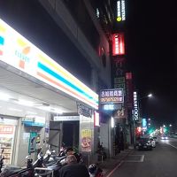 セブンイレブンがある建物の５階にあります