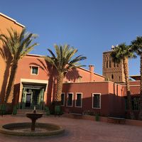 オレンジ色の壁、パームツリーがモロッコらいし雰囲気