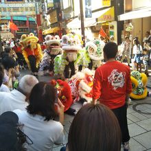 国慶節の御祝いの獅子舞