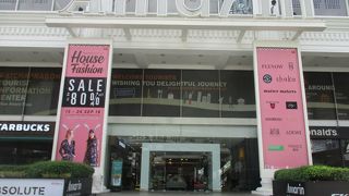 １階にスターバックスが入っています