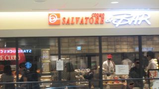 洒落た雰囲気の中で美味しいピザがいただけるお店