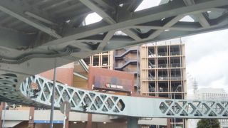 楕円形の歩道橋