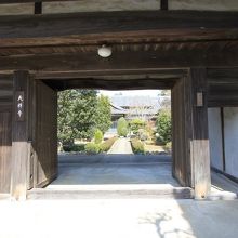 お寺の門です