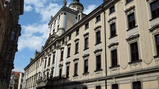 川沿いに建つ美しい建物