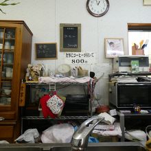 まるで個人宅のキッチンみたいな店内、カウンター席に座ります