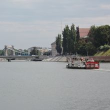 オドラ川を通る観光船、奥が愛の橋。