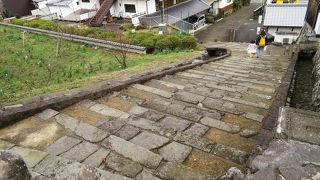 下の方が左にカーブしています