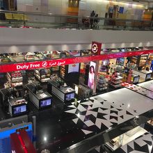 大きな免税店。お菓子が充実していました。
