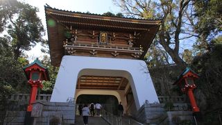 江ノ島神社の大きな門です