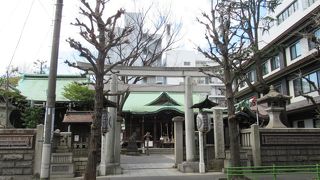 区内唯一の立派な富士塚などがある稲荷神社です