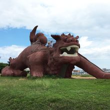 シーサーすべり台。