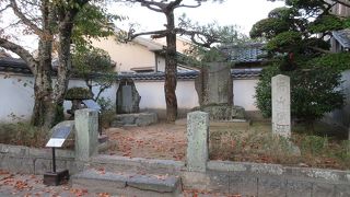 建物などはなく、碑が残されているのみです。