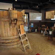 内部は展示品が並んでいる