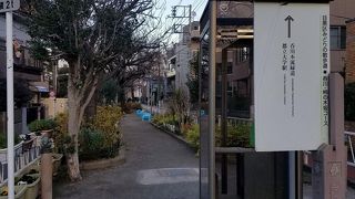 両側にガードレールがあって安心して歩ける