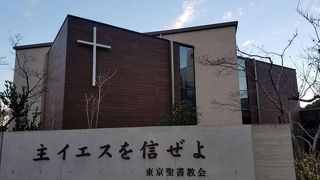 2つの建物を交差させたような外観