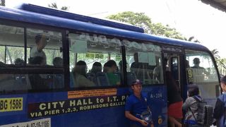 セブにできた公共のバスは、たったの20円で乗れます,。