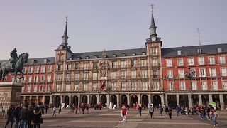 近代的な建物内