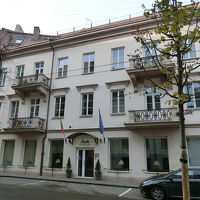 外からフロントも見えて明るい