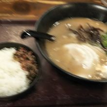 ランチをいただきました。夜も飲み帰りの人で賑わいます。