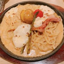 パスタにラクレットチーズ載せて