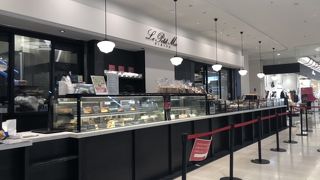 常時80種類のパンが並ぶカウンターは圧巻