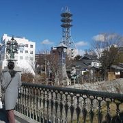 四柱神社の横