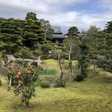 広い庭の端から屋敷