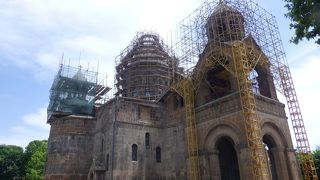 広い敷地に建つ聖堂は修復中でした