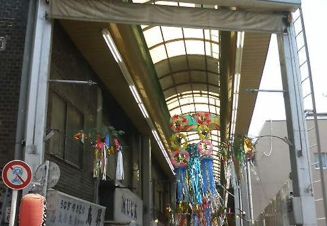 椎名町駅そば、昭和の頃のままの雰囲気のアーケード街