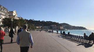 青い海岸線に沿った遊歩道