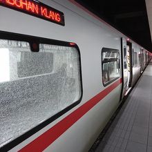 窓割れてますやん