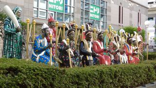 街の通りにたくさんの彫刻が