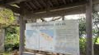 高い土塀が続く道にそってミカン畑や武家屋敷の跡が続きます。