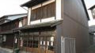 正面から見ると間口が狭いのですが、意外と奥行きがあります。