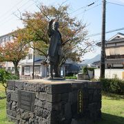 【中央公園】の中にある、甲冑に身を包んだ躍動感ある銅像がこちらです。