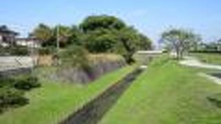 「堀」というにはあまりにものどかな雰囲気の漂う、緑地公園のような場所でした。