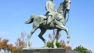 軍服に身を包み、軍馬に颯爽とまたがった像です。