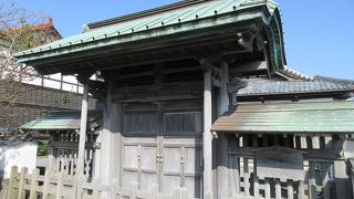 青銅葺きの屋根など、小さいながらも精緻な感じがしました。