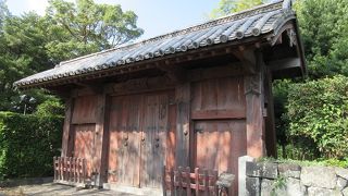 門そのものも良く見ると若干傾いていて、痛々しくも感じられました。