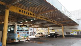 萩循環まあーるバスの2路線の乗り換え拠点。