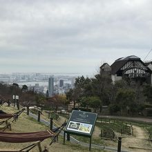 中間駅から少し上がったところの公園