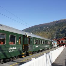 フロム駅　この列車に乗ってミュールダール駅へ