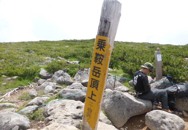 岩登りに苦労する白馬乗鞍岳