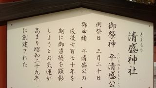 海を見渡せる場所にある静かな神社