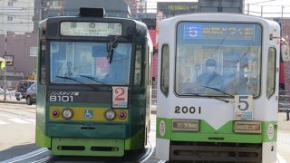 すれ違うだけで絵になる市電