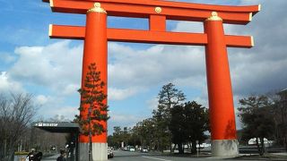 平安京の豪華さが感じられる鮮やかさとスケール感が見事な鳥居