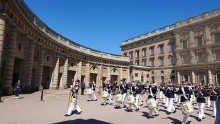 歴代王室の居城だった建物で居室や礼拝堂、いくつもの博物館がある。衛兵交代式が有名