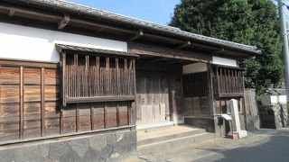 格子窓は出窓になっていて、アクセントになっていました。